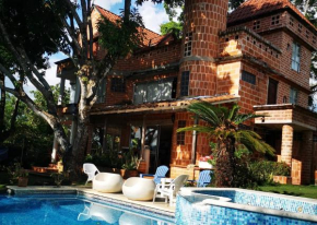 Finca con forma de castillo y piscina en Sopetrán
